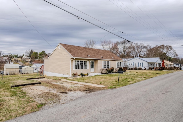 view of front of home featuring a front lawn