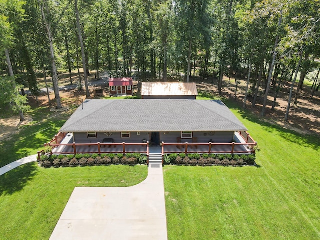 view of front of house with an outdoor structure and a front yard