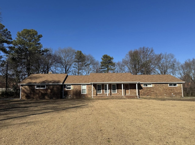 ranch-style house featuring a front lawn