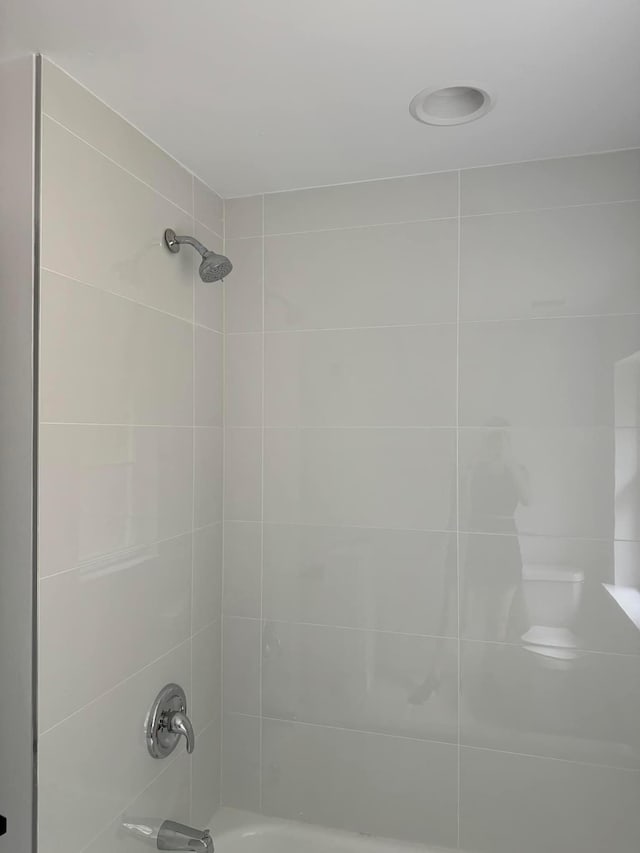 bathroom featuring tiled shower / bath combo