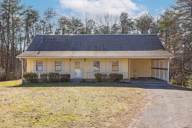 view of front of property featuring a carport and a front lawn