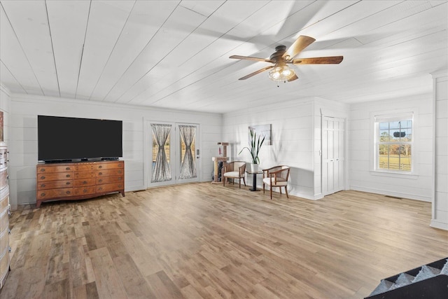 sitting room featuring light wood-style floors and ceiling fan