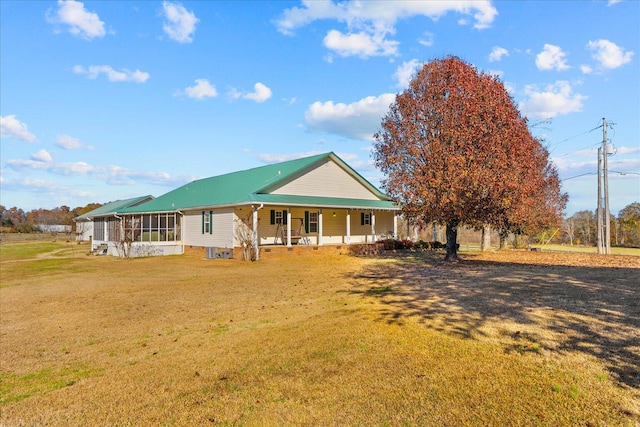 country-style home featuring a front lawn and a porch