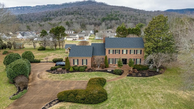 view of front of property with a mountain view and a front yard