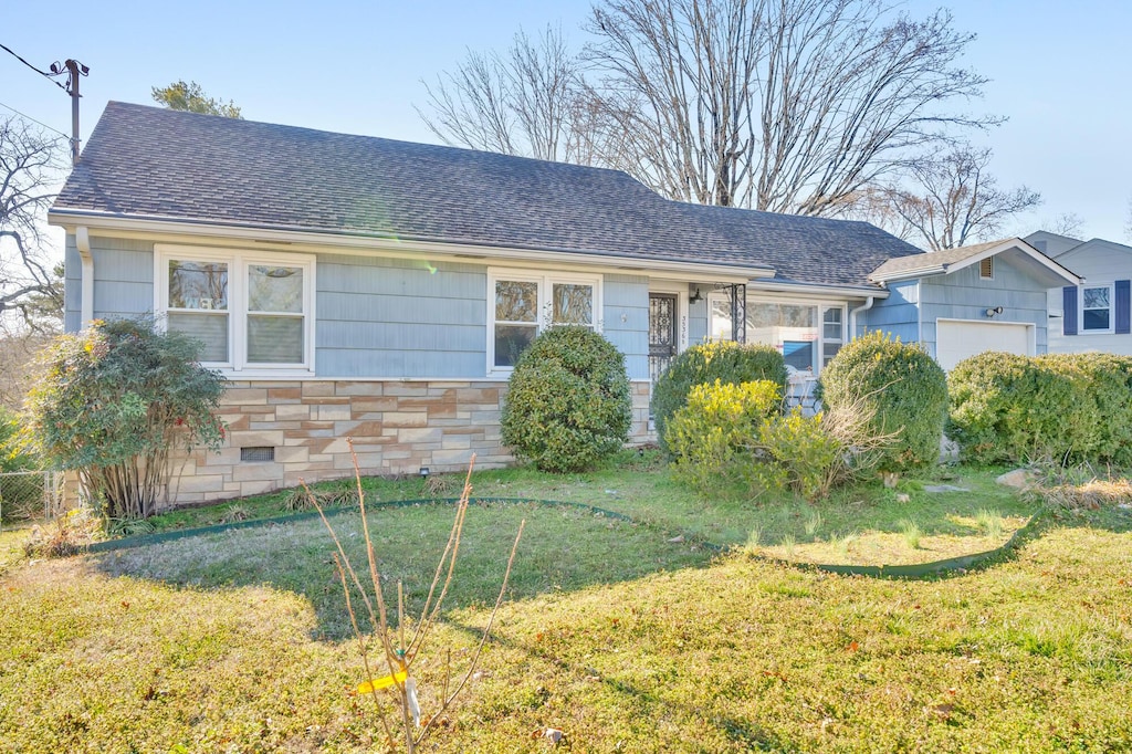 single story home featuring a front lawn