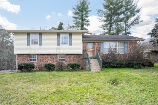 split level home featuring a front yard