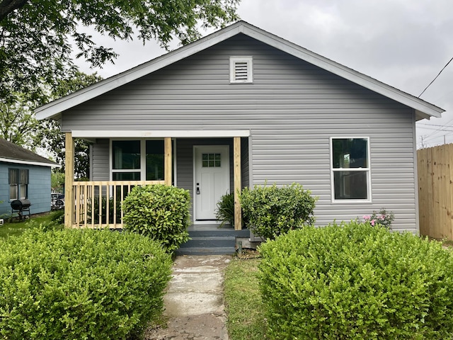 1013 Peachtree St, Chattanooga, TN 37404 - view of front facade featuring covered porch and fence