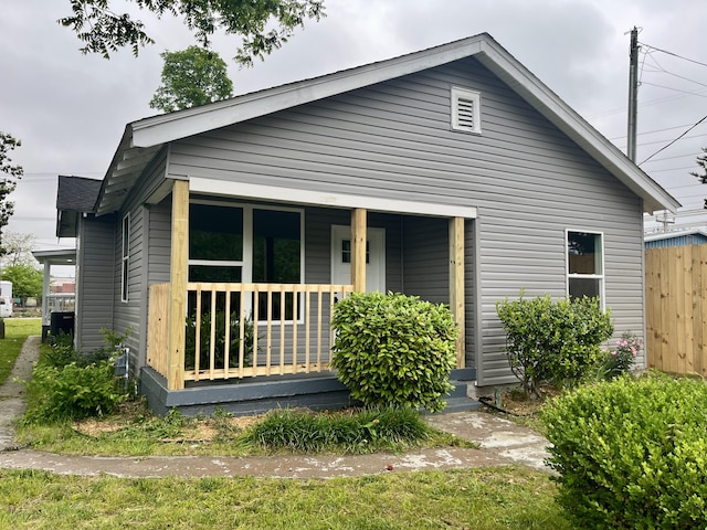 1013 Peachtree St, Chattanooga, TN 37404 - rear view of property featuring covered porch and fence