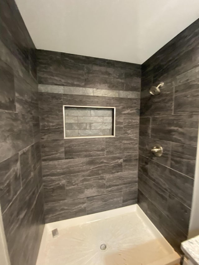 bathroom featuring a tile shower