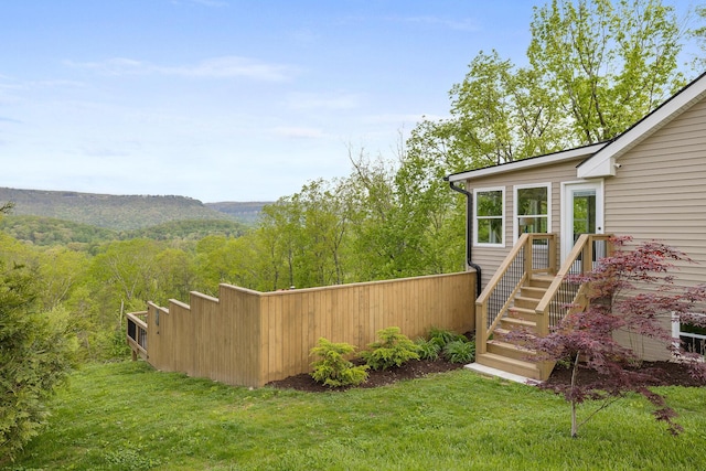 view of yard featuring a mountain view