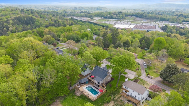 birds eye view of property featuring a forest view