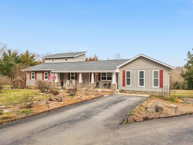 view of front of property featuring covered porch