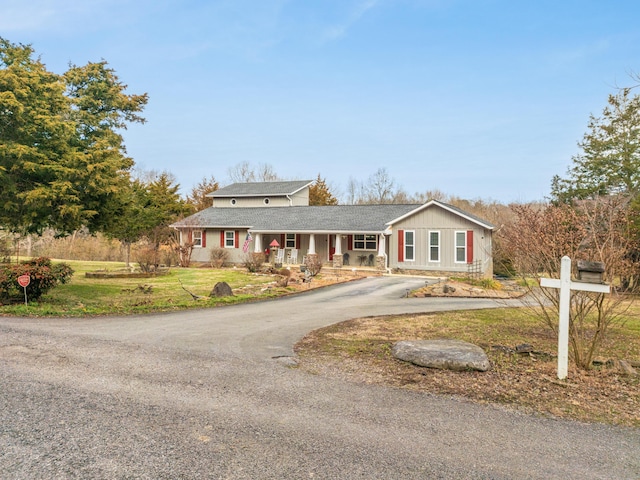 view of front of house featuring a porch and a front yard