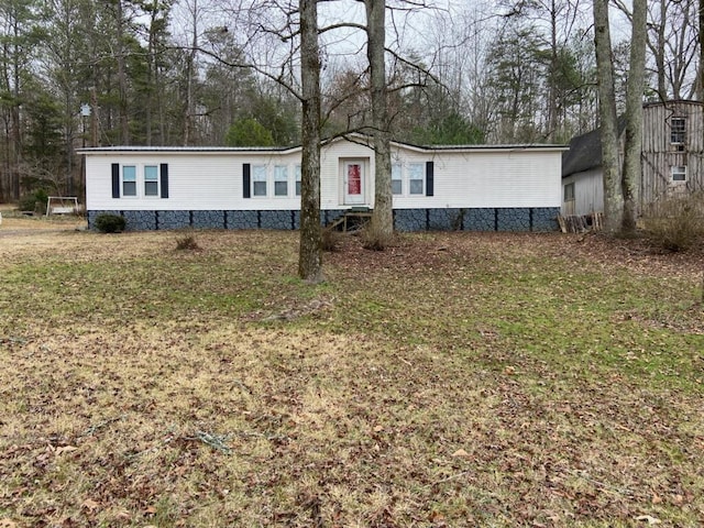 manufactured / mobile home featuring a front lawn