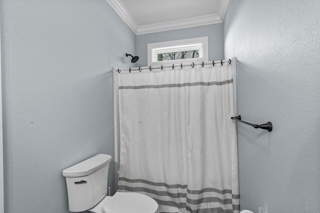 full bathroom featuring curtained shower, crown molding, and toilet