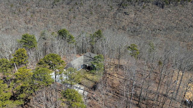 birds eye view of property featuring a forest view