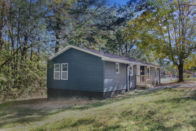 view of front facade featuring a front yard