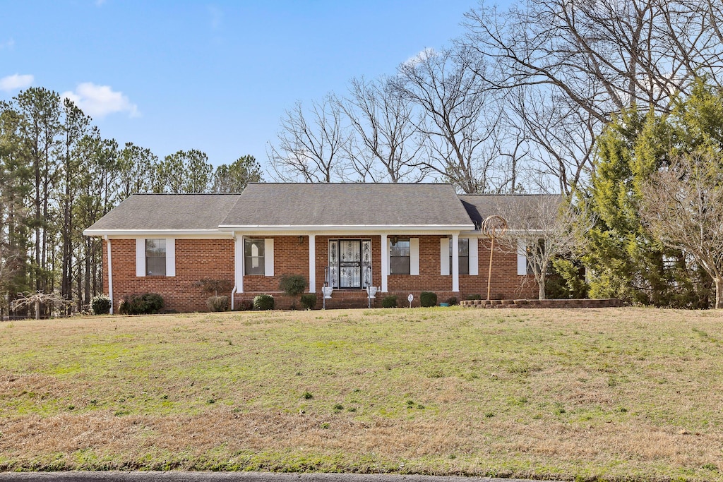 single story home featuring a front lawn