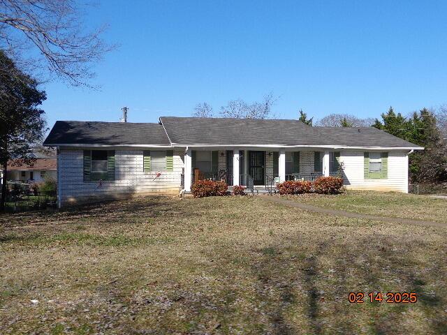 view of front of house featuring a porch and a front yard