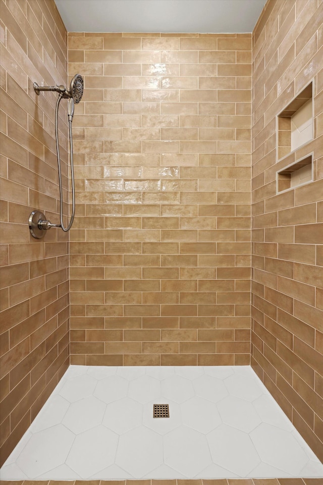 bathroom featuring tiled shower