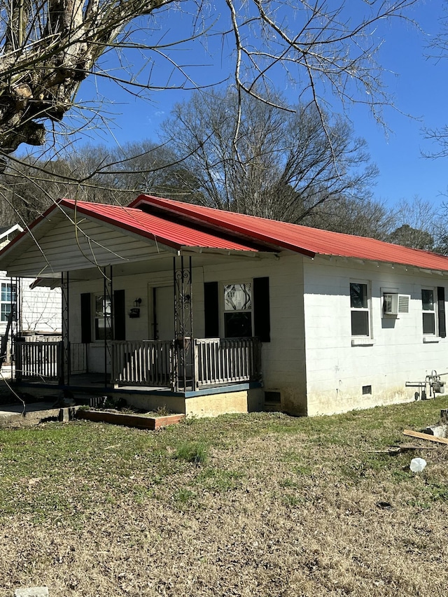 view of front of property with covered porch and a front yard