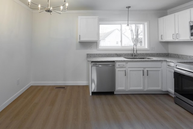 kitchen featuring sink, a chandelier, light hardwood / wood-style flooring, appliances with stainless steel finishes, and white cabinets