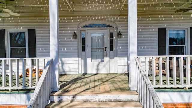 entrance to property with ceiling fan