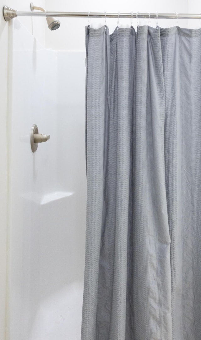 full bathroom featuring curtained shower