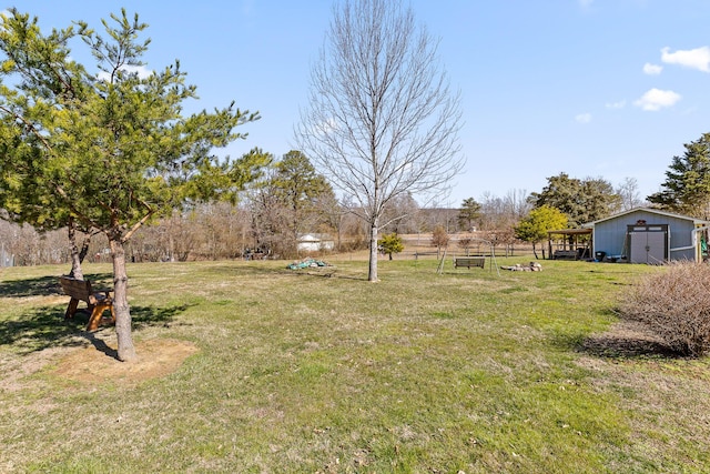 view of yard with an outdoor structure