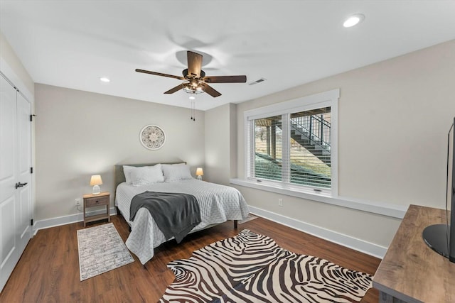 bedroom featuring ceiling fan, dark hardwood / wood-style floors, and a closet