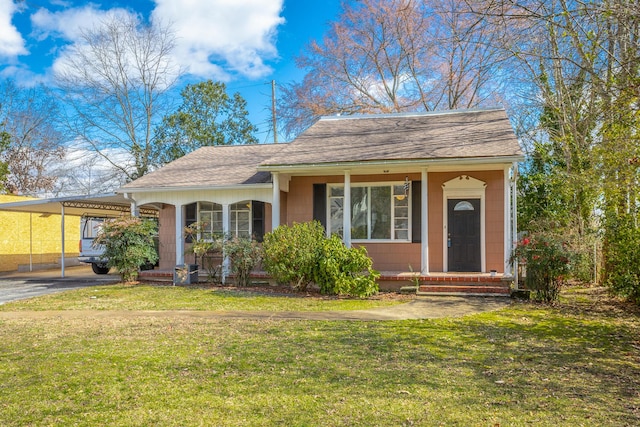 view of front of home featuring entry steps, driveway, roof with shingles, a front lawn, and a carport