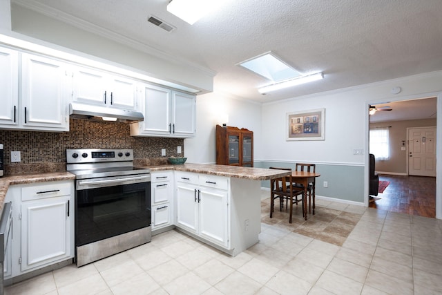 kitchen featuring electric range, decorative backsplash, white cabinetry, a peninsula, and under cabinet range hood