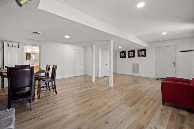 dining space featuring recessed lighting, visible vents, light wood-style flooring, and baseboards