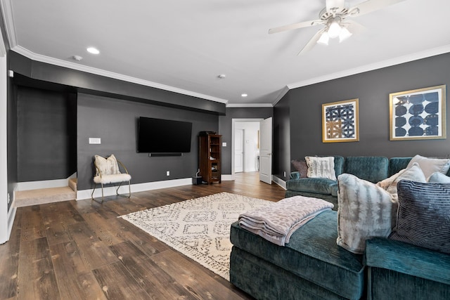 living area with recessed lighting, wood finished floors, a ceiling fan, crown molding, and baseboards