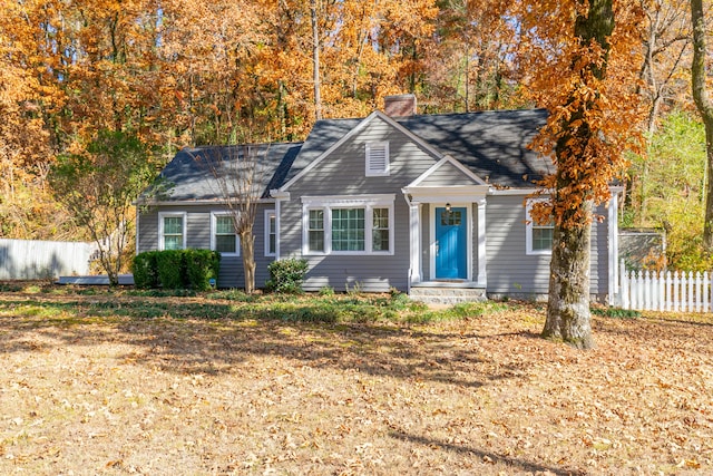 view of front of home featuring a front lawn