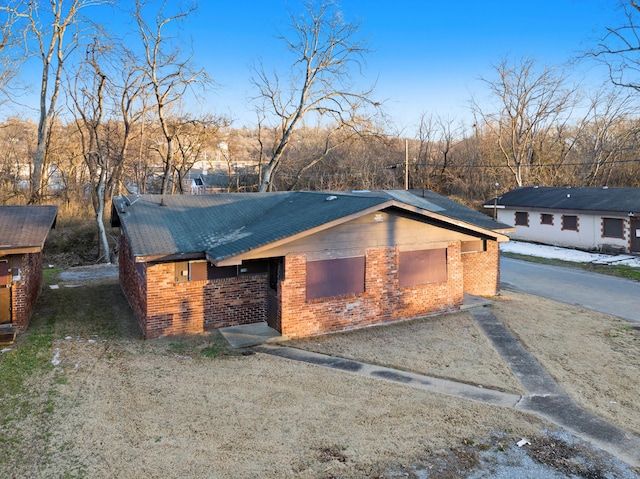 view of front facade featuring brick siding