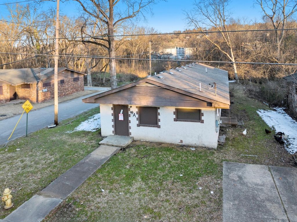 view of front facade featuring a front yard