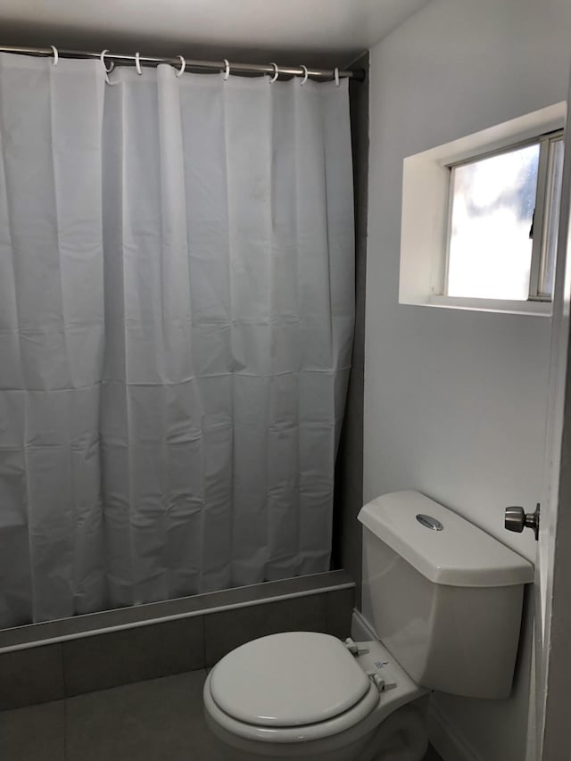 full bath featuring toilet and shower / bath combo