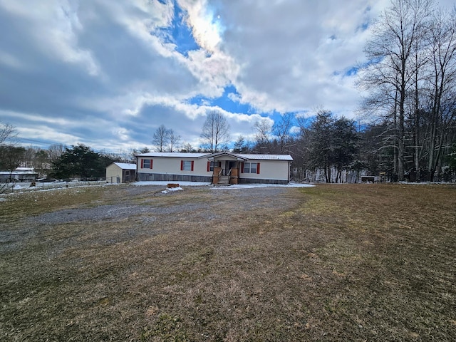 manufactured / mobile home featuring a front yard