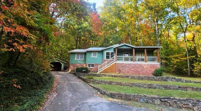 view of front of home featuring covered porch and driveway