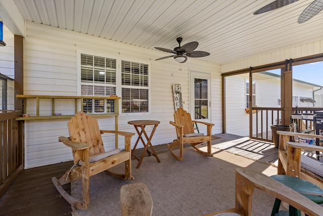 sunroom / solarium featuring a ceiling fan