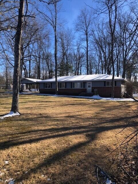 view of front facade with a front yard