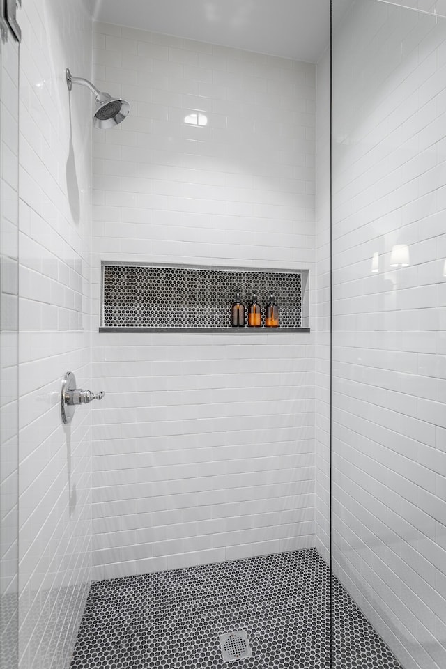 bathroom featuring tiled shower