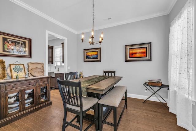 dining area featuring baseboards, dark wood-style flooring, visible vents, and crown molding