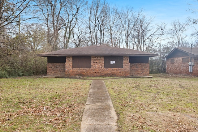 view of front of house with brick siding and a front yard