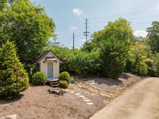 view of yard with an outbuilding