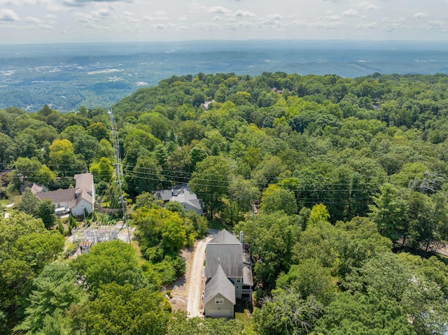 birds eye view of property featuring a forest view