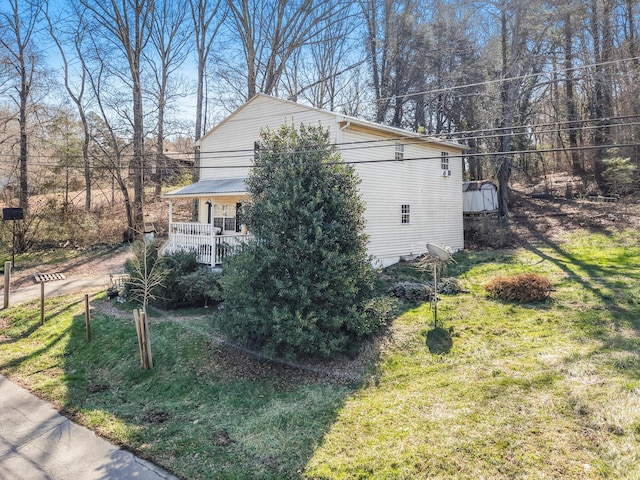 view of side of property featuring a lawn