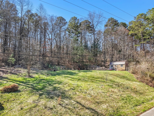 view of yard featuring an outbuilding