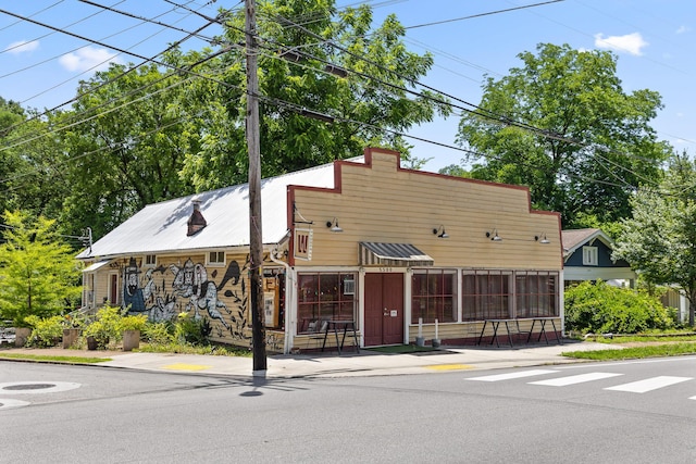 view of front facade featuring metal roof